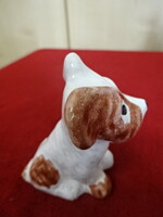 Mázas kerámia figura, ülő kutya, magassága 6,5 cm. Jókai