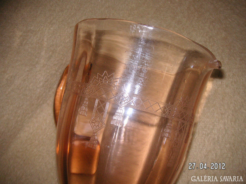 Glass jug, peach-colored, with a polished art deco pattern on the side. 18 Cm