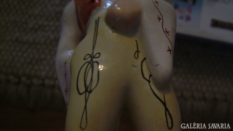 Jelzett, kézzel festett ritka legényke figura