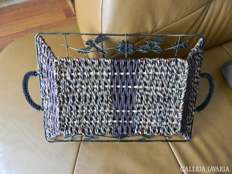 Iron basket with a woven base with a wasp pattern