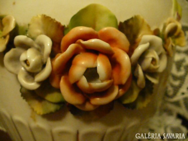 Gyönyörű porcelán váza, rózsa plasztikus díszítésse