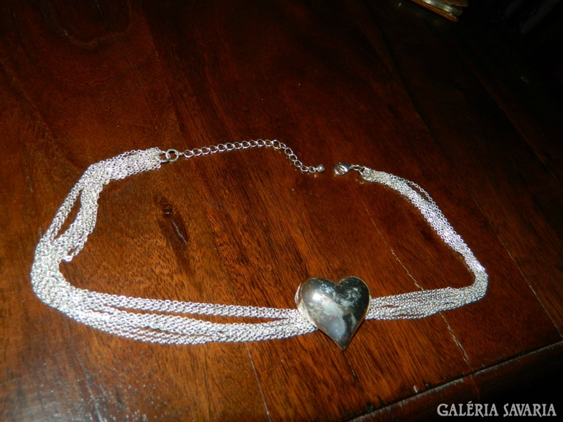 Ezüst színű soksoros nyaklánc szív medállal