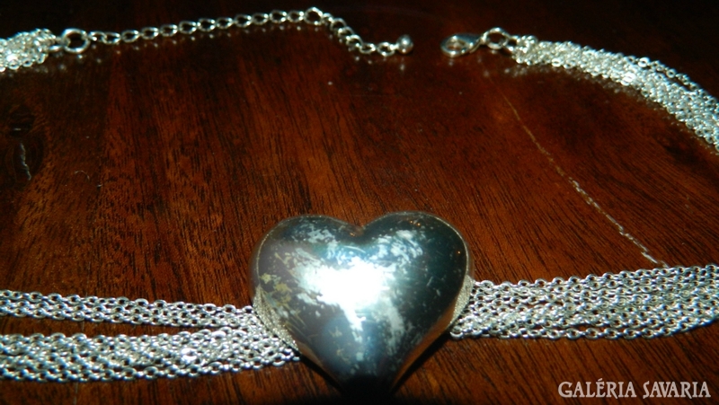 Ezüst színű soksoros nyaklánc szív medállal