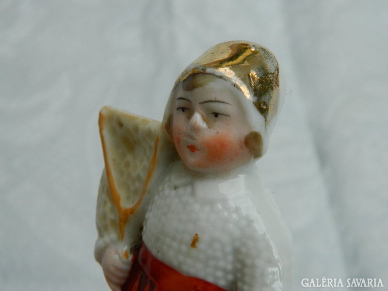 150 éves jelzett antik porcelán: halásznő