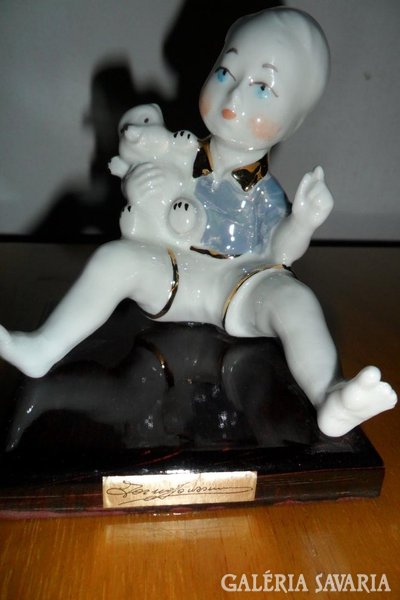 Porcelán fiú csecsemő macival