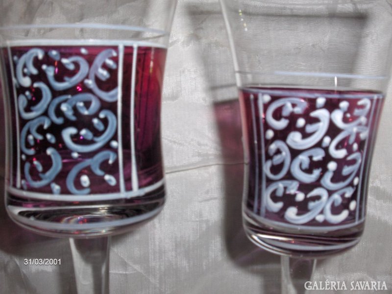 Két darab kézzel festett talpas üveg pohár