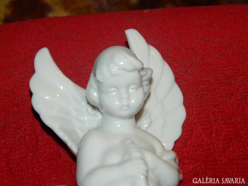 Fehér szárnyas porcelán angyal