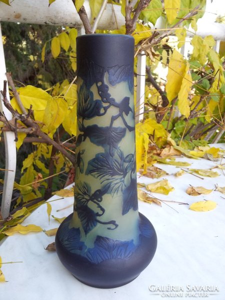 Vase with blue leaf collar