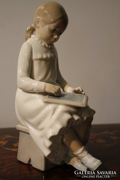 L.Ladro porcelán figura