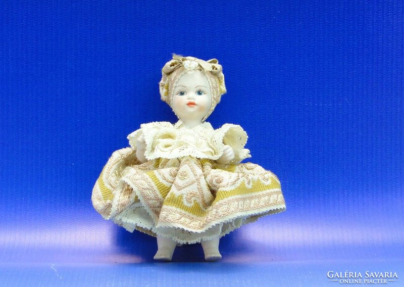 0B069 Kisméretű porcelán testű baba