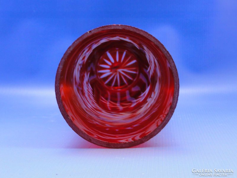 0B939 Régi piros színezett csiszoltüveg váza