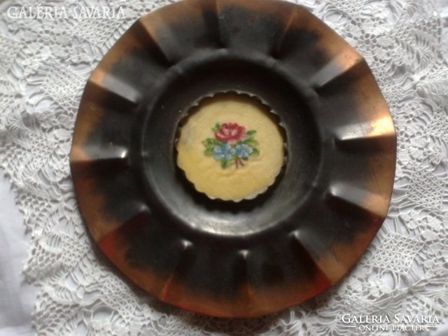 Réz vagy bronz tányér gobleinnel