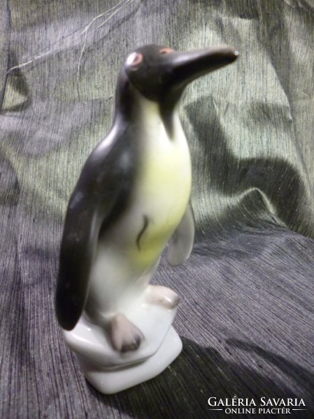 Porcelán pingvin szobor