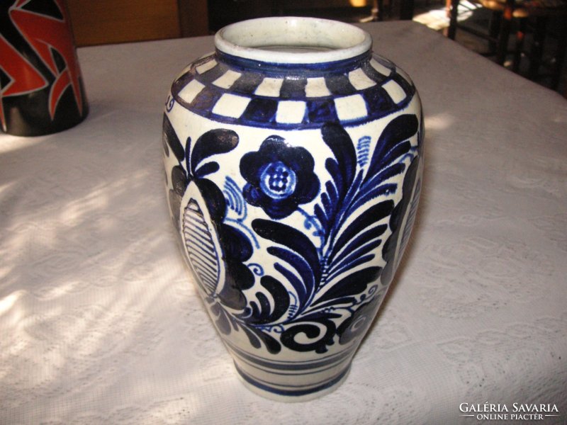 Corundum vase, 21 cm. Good condition