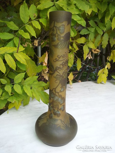 Vase with green leaf collar