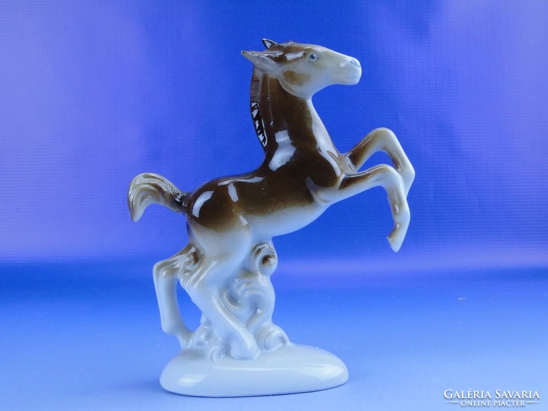 0D354 Régi talapzaton álló ágaskodó porcelán ló