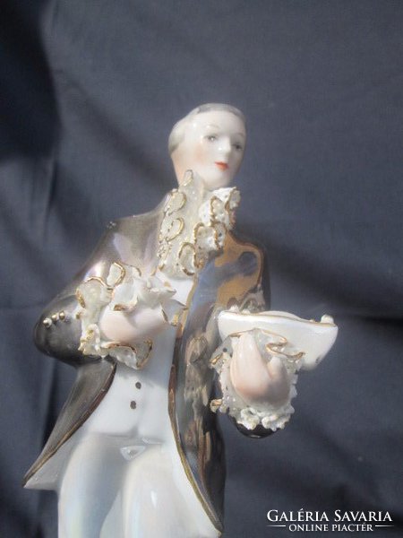Nápolyi eozin mázas barokk porcelán figura talapzaton, szép