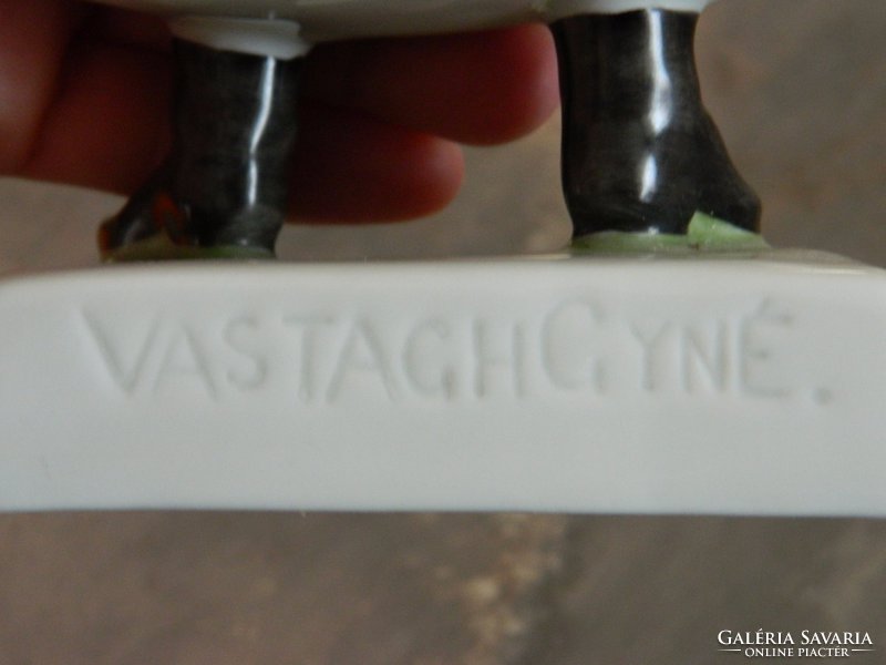 Herendi Malaclopó - malacos fiú Vastagh Györgyné tervezte