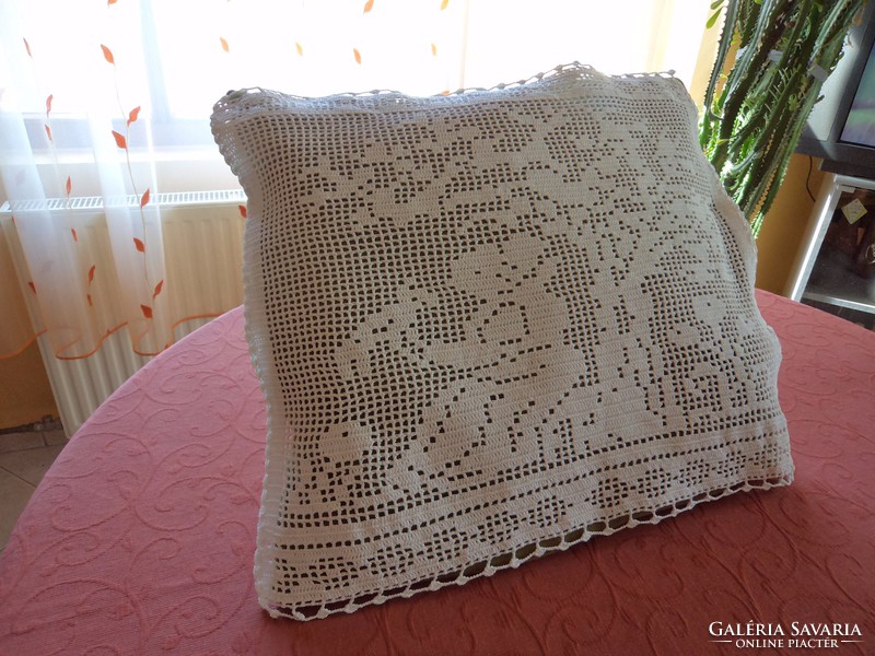 Lace cushion in snow white