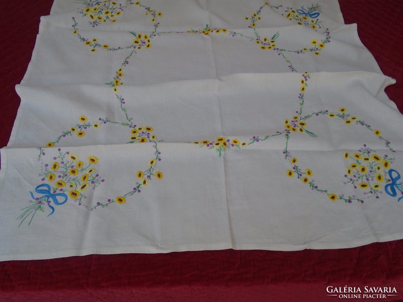 Embroidered linen tablecloth with flowers. 106 X 103 cm.