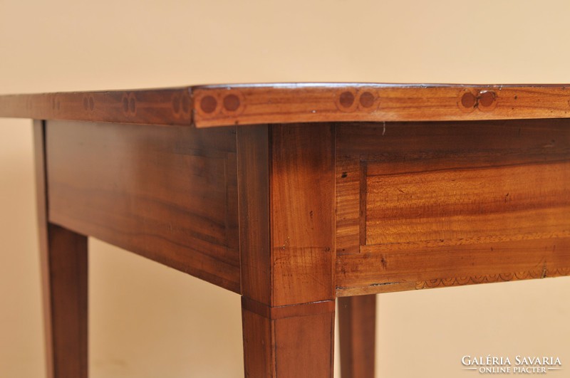 Copf asztal cseresznyeborítással, 1800 k.