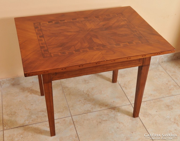 Copf asztal cseresznyeborítással, 1800 k.