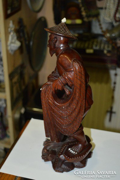 Kínai fa faragott férfi figura