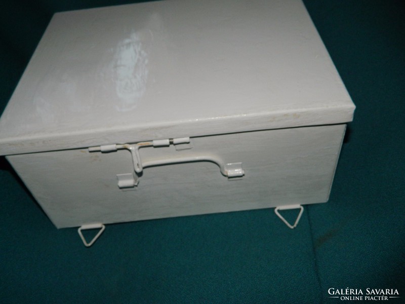 Vaskazetta - antik - újrafestett elsősegély doboz