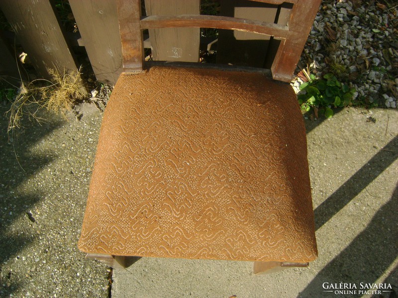 Antik rugós, párnázott támlás szék