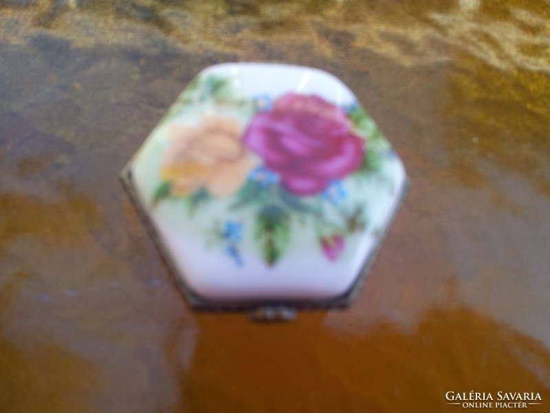 Pink porcelain ring holder