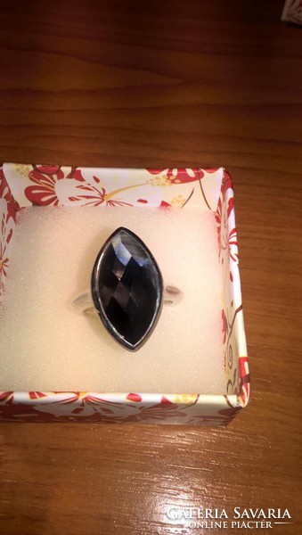 Gyönyörű, hatalmas ródiumozott ezüst gyűrű fekete, szilvamag alakúra csiszolt kővel