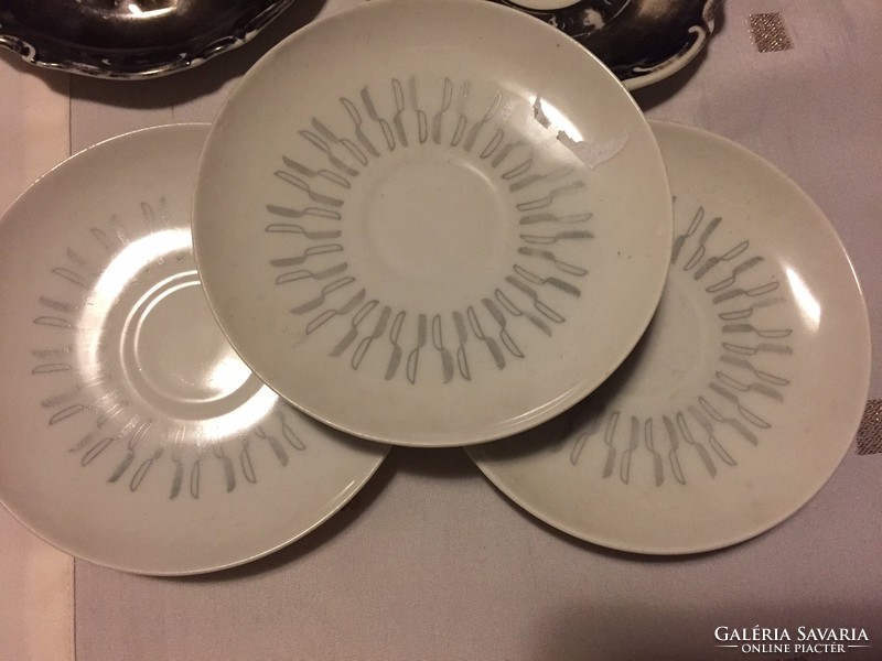 3 db jelzett modern mintájú porcelán tányér, csészealj (95)