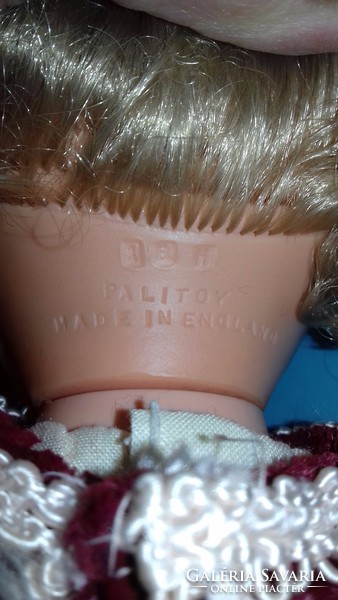 Jelzett  Palitoy baba Made In England gyűjtői darab eredeti ruha