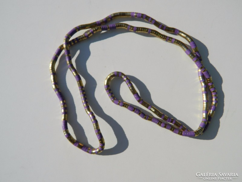 Arany és lila színű fém gyűrűkből érdekes lánc