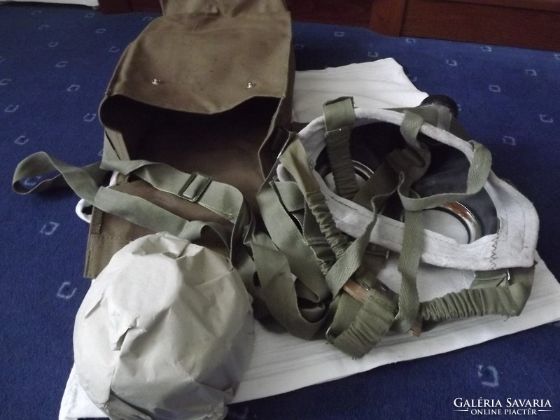 Régi katonai gázálarc táska álarc és patron újszerű