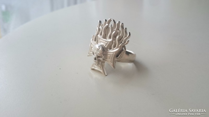 Ezüst vaskeresztes lángoló Koponyás gyűrű (Magyar 925) 