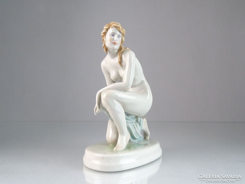0M346 Zsolnay porcelán térdelő akt szobor