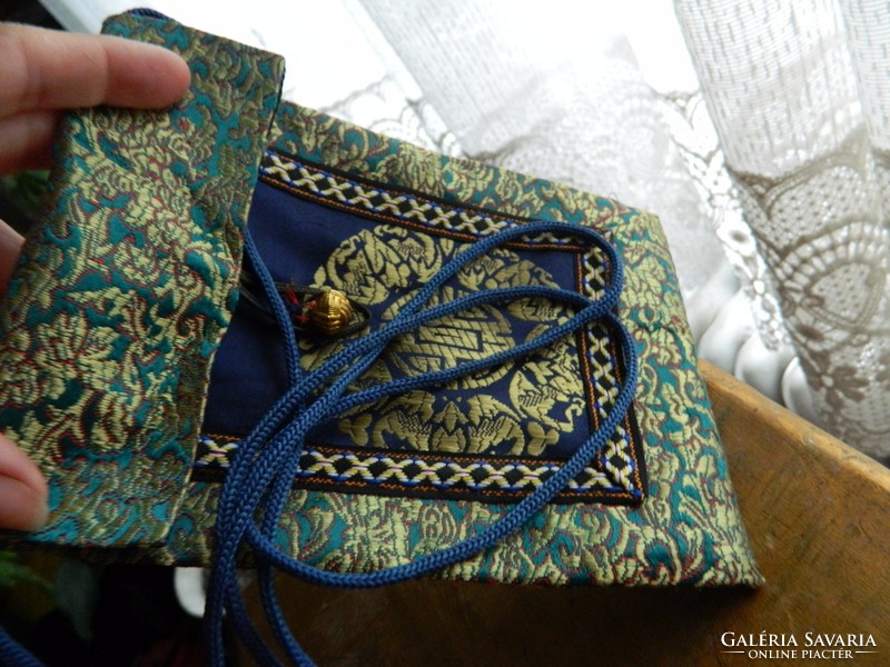 A novel satchel with an oriental motif