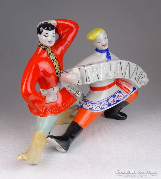 0M648 Kétalakos táncoló orosz porcelán figura