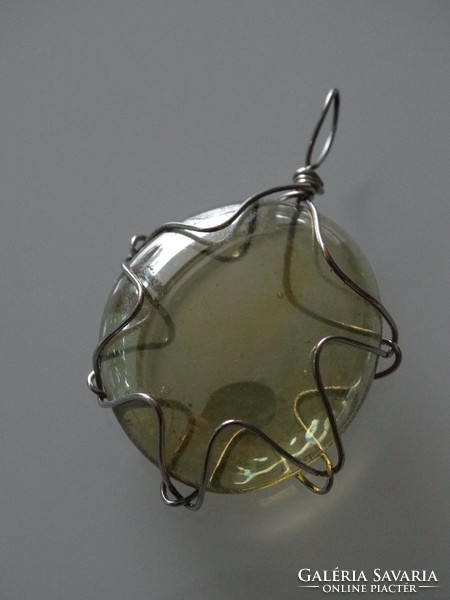 Citrinüveg medál fém vázban, 4 cm átmérő