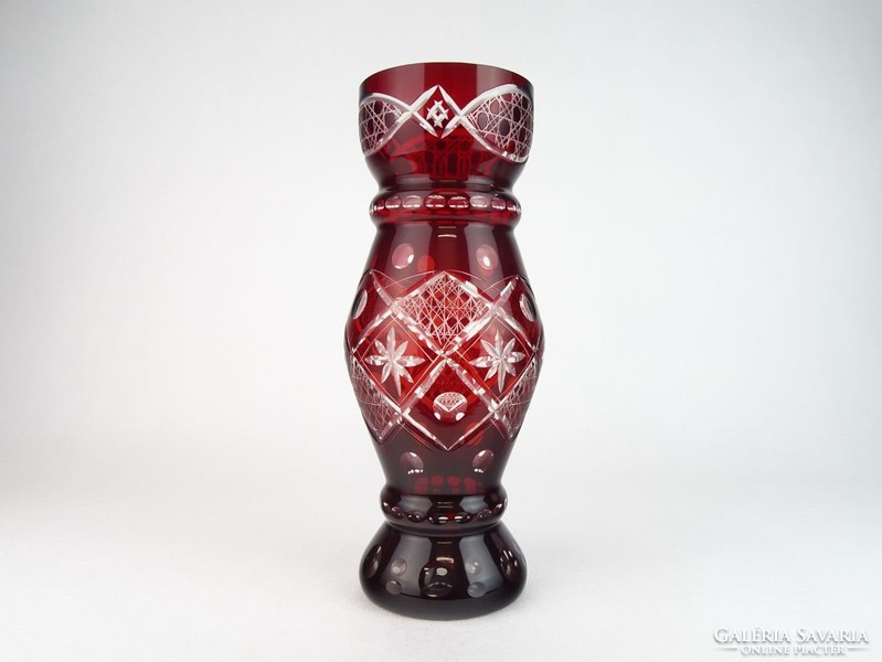 0M986 Régi bordó csiszolt kristály váza 31 cm