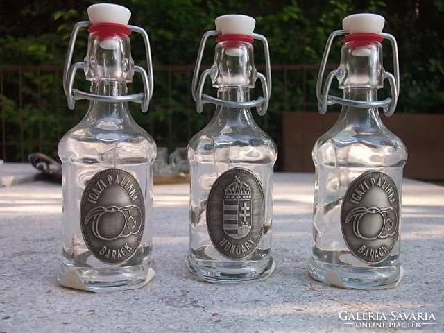 Akciós ár ! Barackpálinka-Árpádsávos címeres és Hungary- óncimkés csatos üveg-flaska