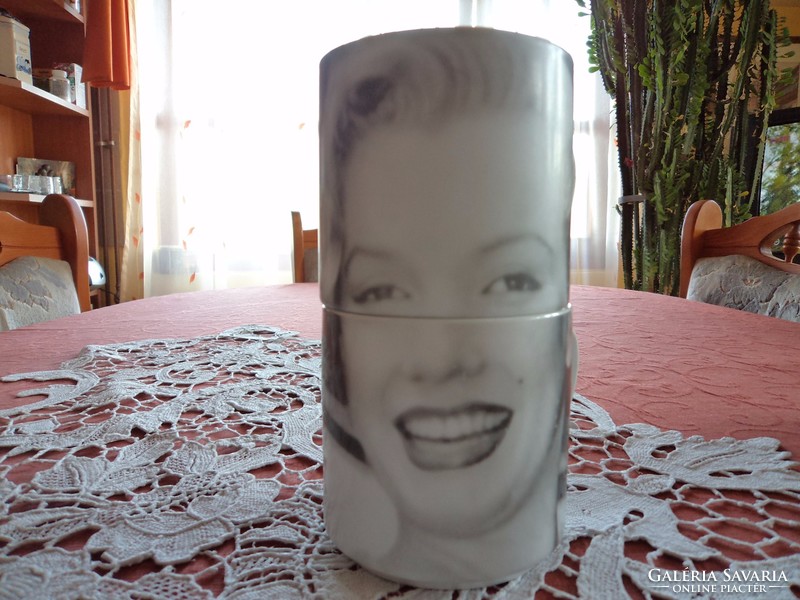 Attention collectors! Marilyn monroe glass mug_ rare!!