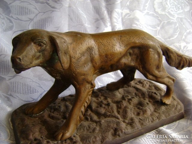 Bronz vadászkutya tömör szobor talapzaton, kb. 7-8 kg-os