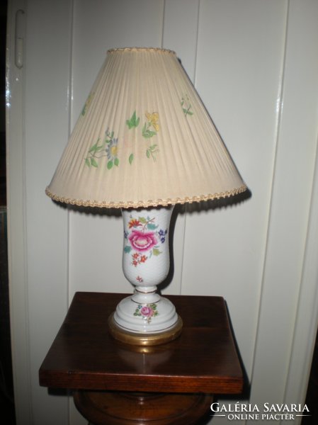 Óherend porcelain lamp