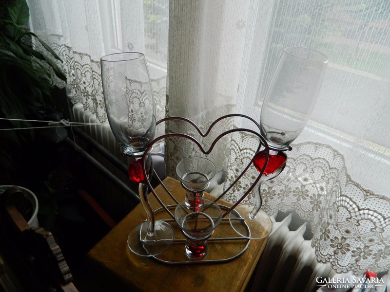 Szerelmeseknek, pároknak 4 darabos pohár - készlet szív alakú tartón