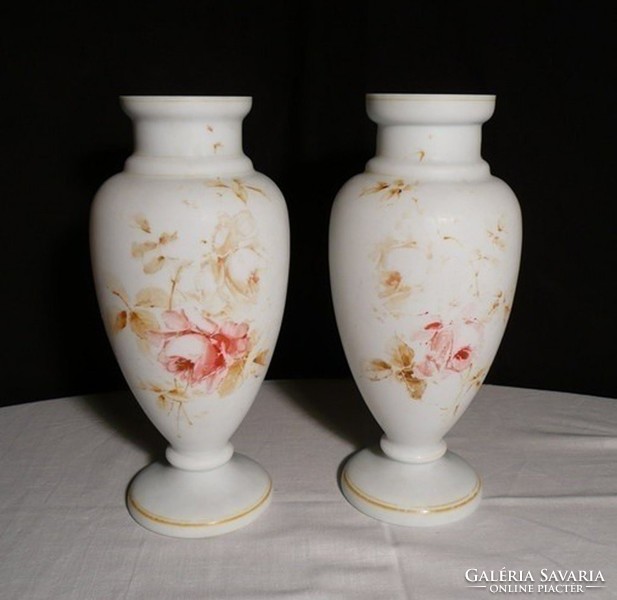 N178 Antik tejüveg vázapár 1800-as évekből