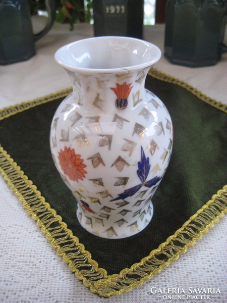 Zsolnay régi váza  , pici perem sérüléssel   8,5 x 14 cm
