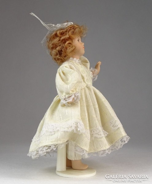 0O131 Felöltöztetett porcelán kislány baba 15 cm