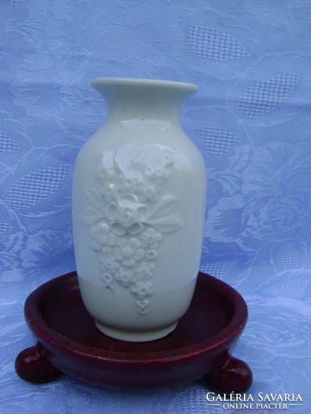 Bézs színű művészi porcelán váza Rosa Ljung alkotása